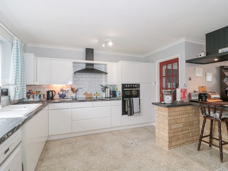 Cottage | Private kitchen | Fridge, dishwasher, electric kettle, toaster