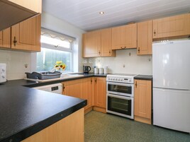 Cottage | Private kitchen | Fridge, electric kettle, toaster, cookware/dishes/utensils