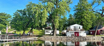 Lake Victoria, Yellow Cabin , Panoramic views overlooking the lake