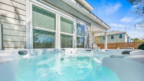 Ein Bereich mit Whirlpool und ein Haus im Hintergrund.