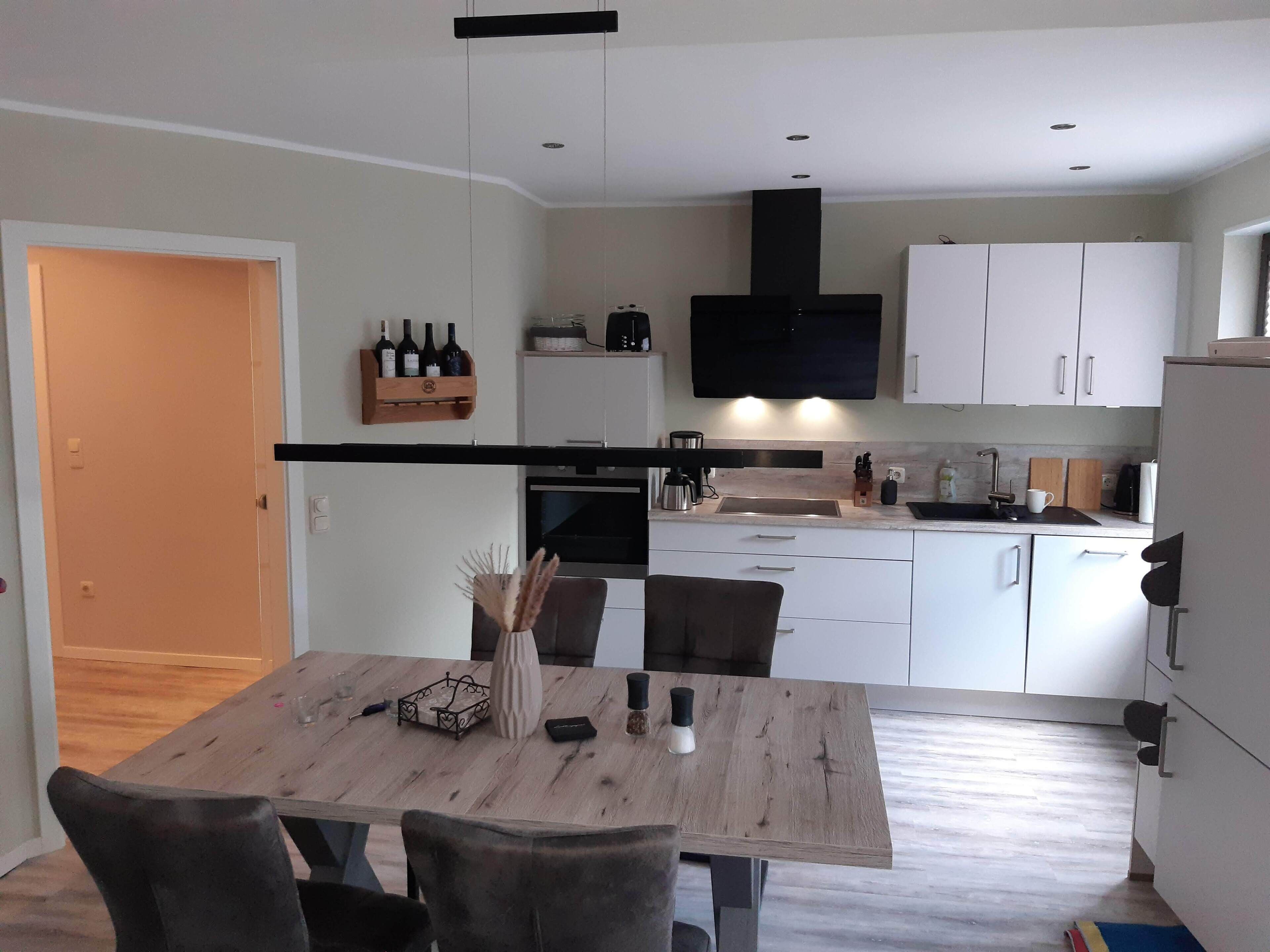 Kühlschrank, Mikrowelle, Herdplatte, Geschirrspüler