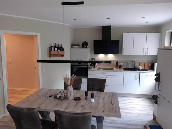 Réfrigérateur, micro-ondes, plaque de cuisson, lave-vaisselle