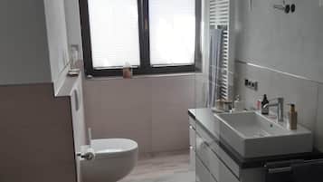 Dusche, Haartrockner, Handtücher