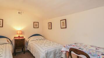 Cottage | 2 bedrooms, free WiFi, individually decorated, individually furnished