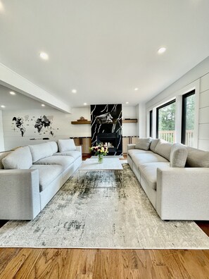 Smart TV, fireplace, DVD player, ping pong