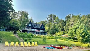 Un chalet au bord du lac, doté d’une grande maison, d’un espace extérieur aménagé et de canoës.