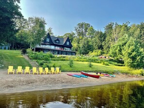 Aurinkotuoleja, rantapyyhkeitä