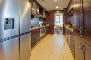 Kahvin-/teenkeitin, keittoastiat/astiat/ruokailuvälineet