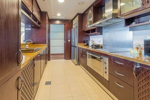 Cafetière/bouilloire, batterie de cuisine, vaisselle et ustensiles