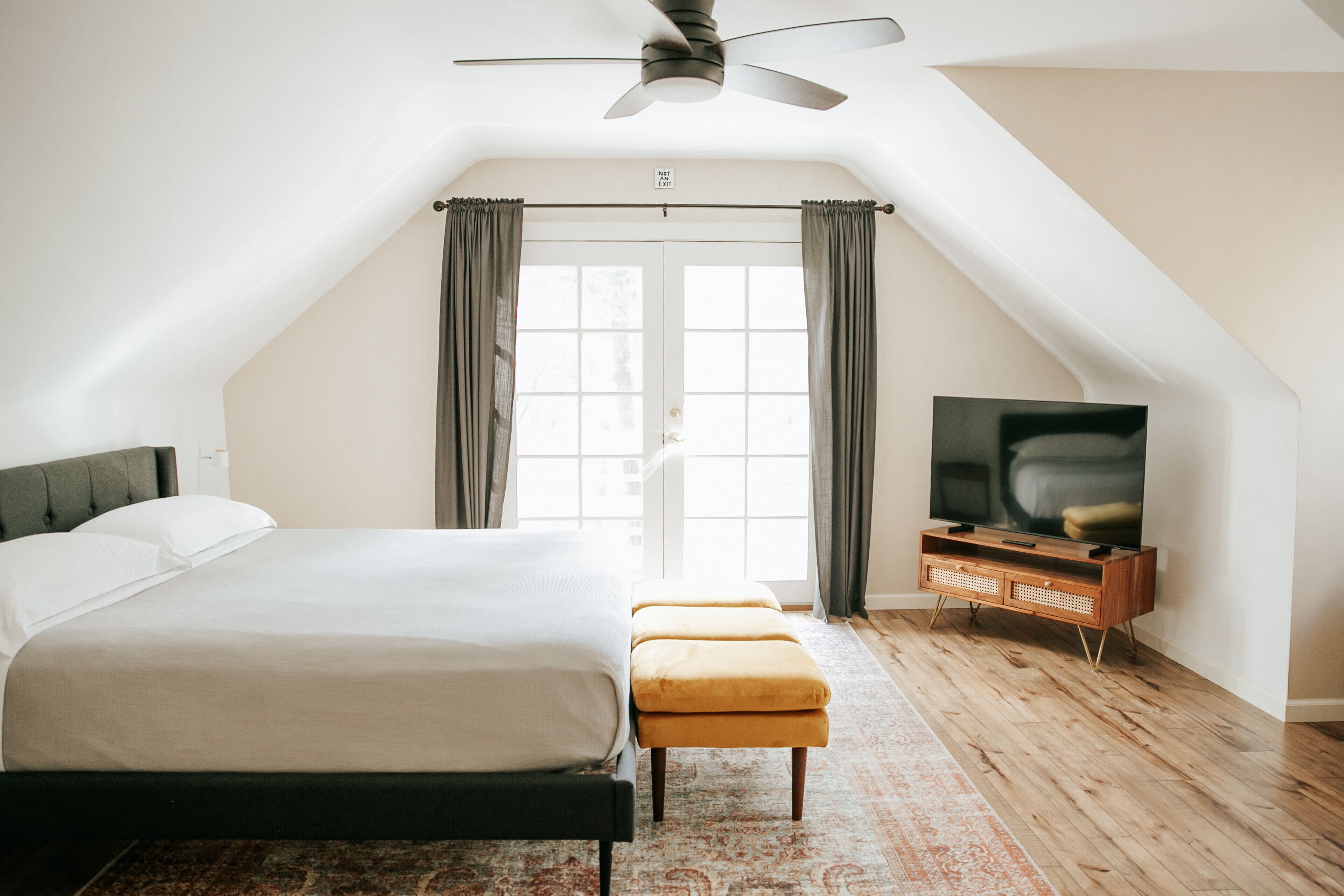 4 slaapkamers, een bureau, een strijkplank/strijkijzer, reisbedje