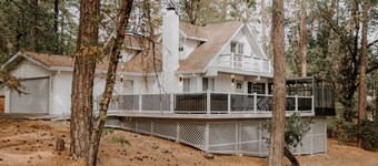 Villa Nosoni-Nestled between trees near Lake Shasta.