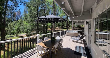 Villa Nosoni-Nestled between trees near Lake Shasta.