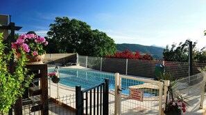 Outdoor pool, a heated pool - Gîte with swimming pool in the heart of the Corsican mountains (Vezzani)