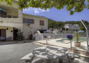 Outdoor pool, a heated pool - Gîte with swimming pool in the heart of the Corsican mountains (Vezzani)