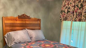 4 bedrooms, desk, iron/ironing board, free WiFi