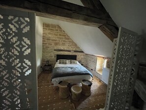 5 bedrooms, desk, iron/ironing board, travel crib