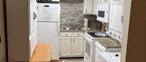 Kühlschrank, Mikrowelle, Geschirrspüler