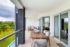 Outdoor dining - Casa Alma (2-Bedroom Apartment) with Pool and Beach view - Handicap accessible by RedAwning (Playa del Carmen)