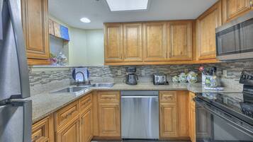 Deluxe Condo, 2 Bedrooms, Balcony, Partial Ocean View (223) | Dapur peribadi | Ketuhar gelombang mikro, pembancuh kopi/teh, pembakar roti