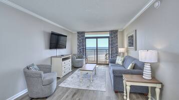 Classic Condo, 3 Bedrooms (817) | Khu phòng khách | TV