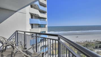 Classic Condo, 3 Bedrooms (817) | Balcony