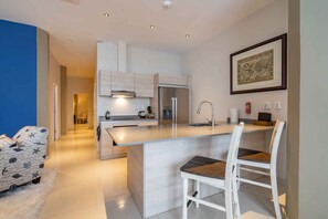 Apartment (3 Bedrooms) | Private kitchen | Full-size fridge, microwave, oven, coffee/tea maker - Handelskade City Suites (Willemstad)