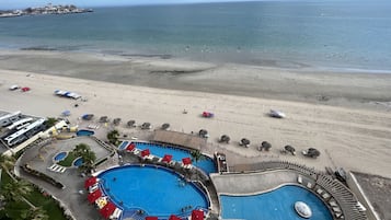Aan het strand, ligstoelen aan het strand, strandlakens