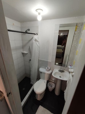 Douche, sĂšche-cheveux, papier toilette