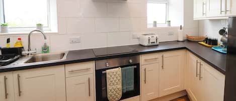 Cottage | Cucina privata | Frigorifero, bollitore elettrico, tostapane, pentole/stoviglie/utensili
