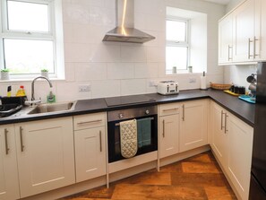 Stuga | Eget kök | Kylskåp, vattenkokare, brödrost och grytor/köksredskap