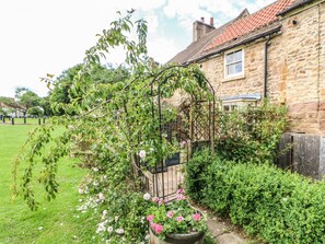 Cottage | Property grounds - Sunny Cottage (Darlington)