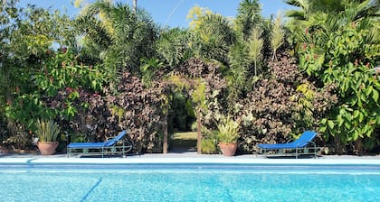 Cozy Rustic 1BR Cottage - Free Parking, WiFi w/ Pool & Beach Access
