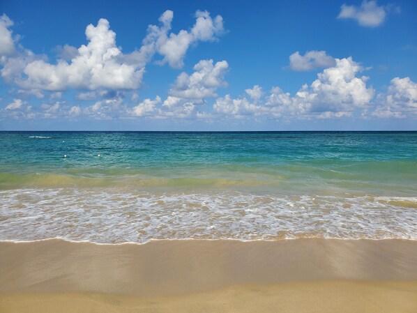 Sun-loungers, beach towels - Cozy Rustic 1BR Cottage - Free Parking, WiFi w/ Pool & Beach Access (Runaway Bay)