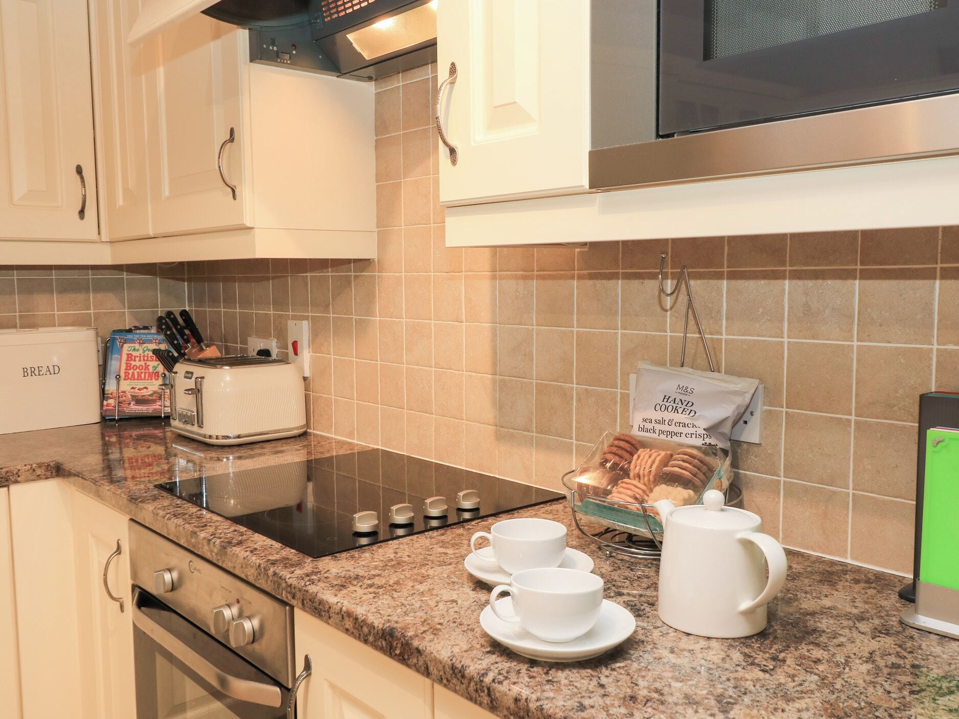 Cottage | Private kitchen | Fridge, dishwasher, electric kettle, toaster