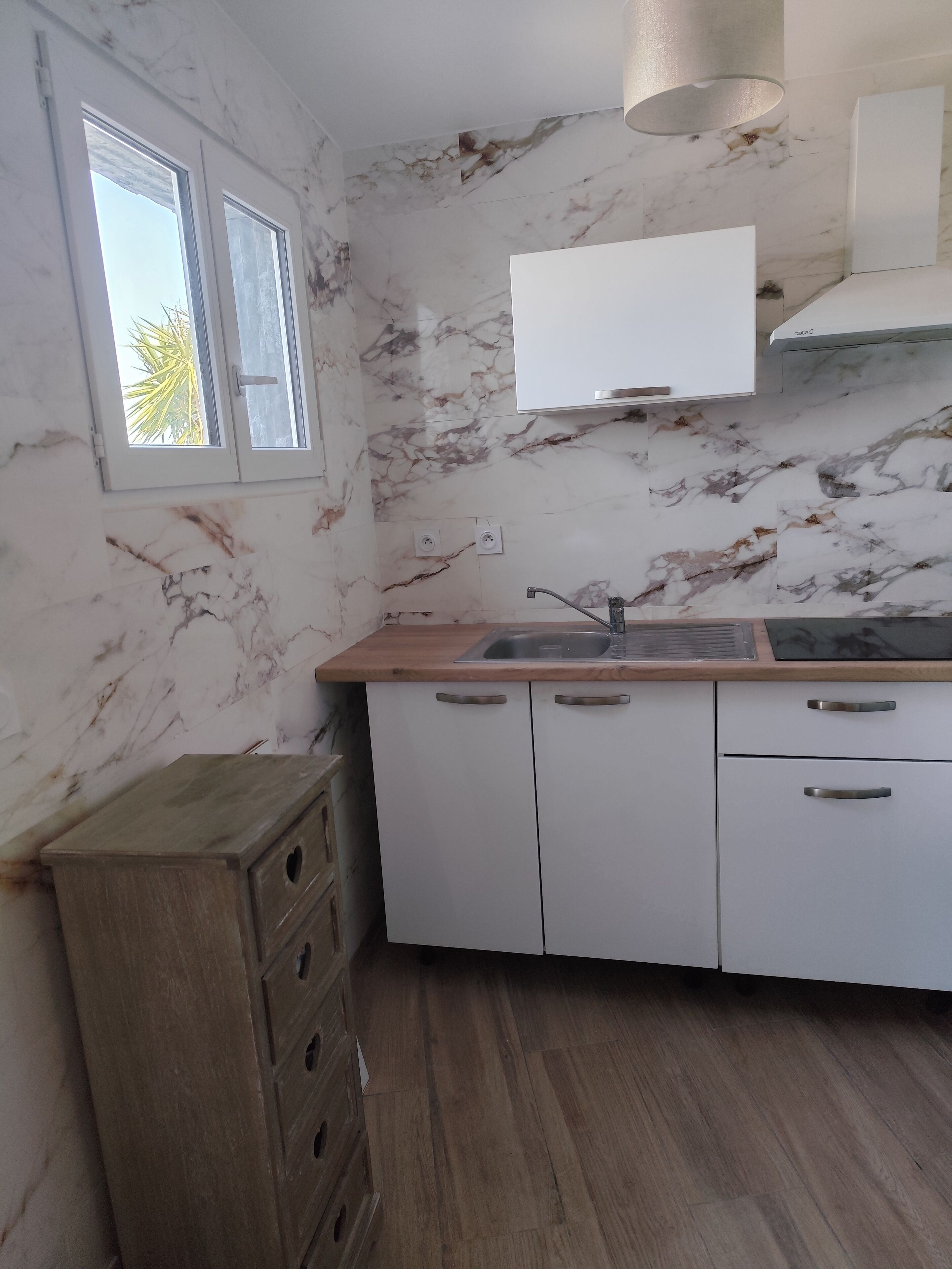 Kjøleskap, mikrobølgeovn, kokeplater og kaffetrakter/tekoker