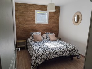 1 bedroom, bed sheets