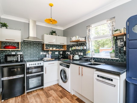 Cottage | Private kitchen | Fridge, dishwasher, electric kettle, toaster. Kilmartin View