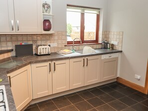 Cottage | Private kitchen | Fridge, dishwasher, cookware/dishes/utensils