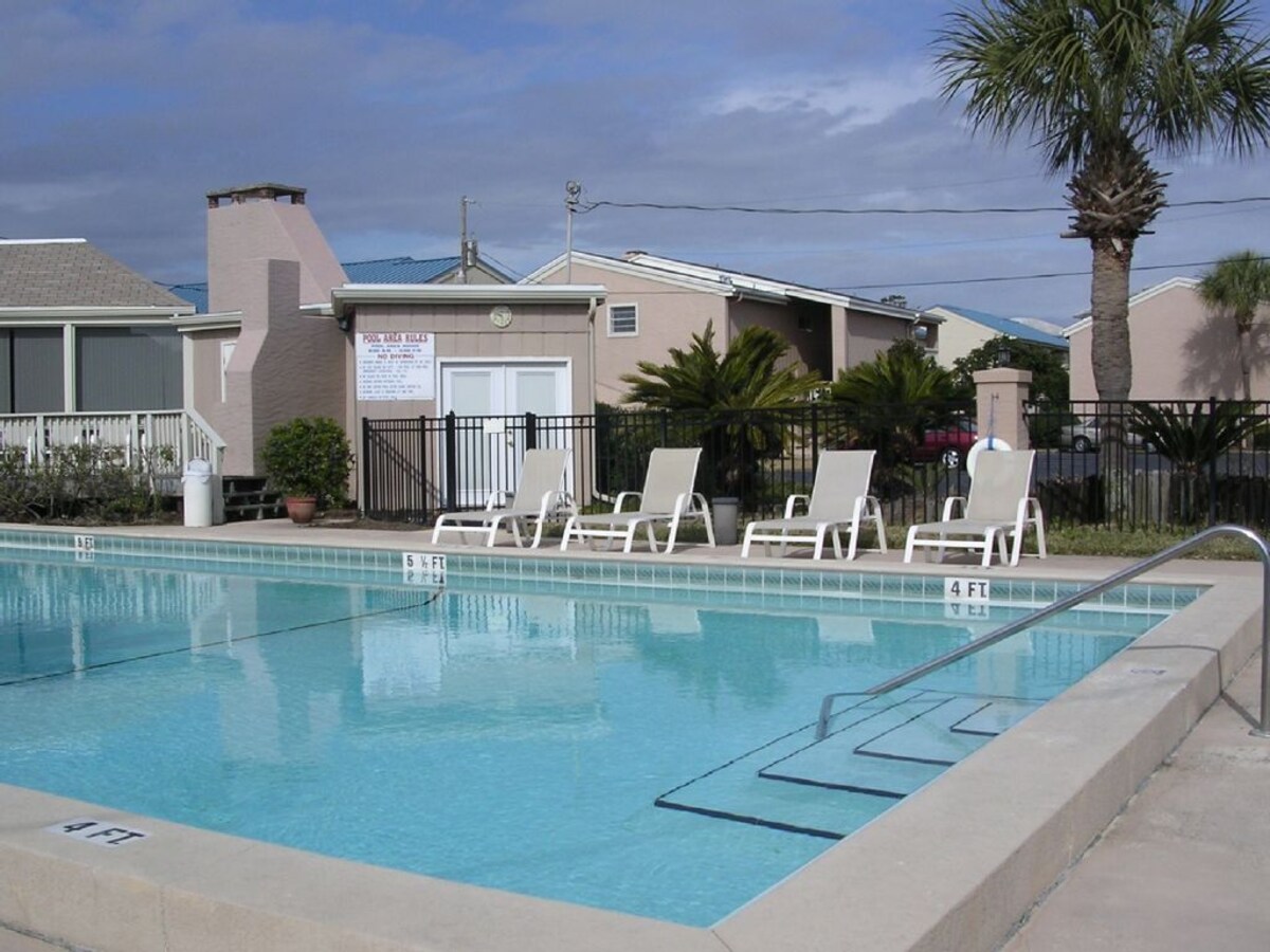 Photo 17 of Newly updated 1-bed condo pet friendly steps to the beach