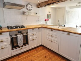 Geladeira, lava-louças, chaleira elétrica, torradeira