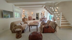 Smart TV, fireplace, books, stereo