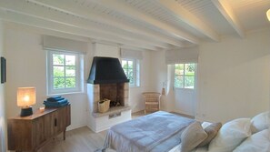 4 slaapkamers, een bureau, een strijkplank/strijkijzer, reisbedje