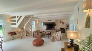 Smart TV, caminetto, libri, impianto stereo