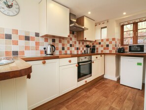 Cottage | Private kitchen | Fridge, dishwasher, electric kettle, toaster - Hedgehog Cottage (Minehead)