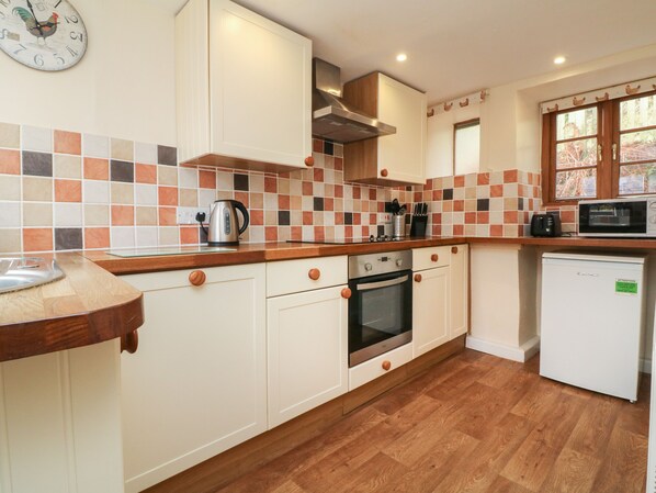 Cottage | Private kitchen | Fridge, dishwasher, electric kettle, toaster