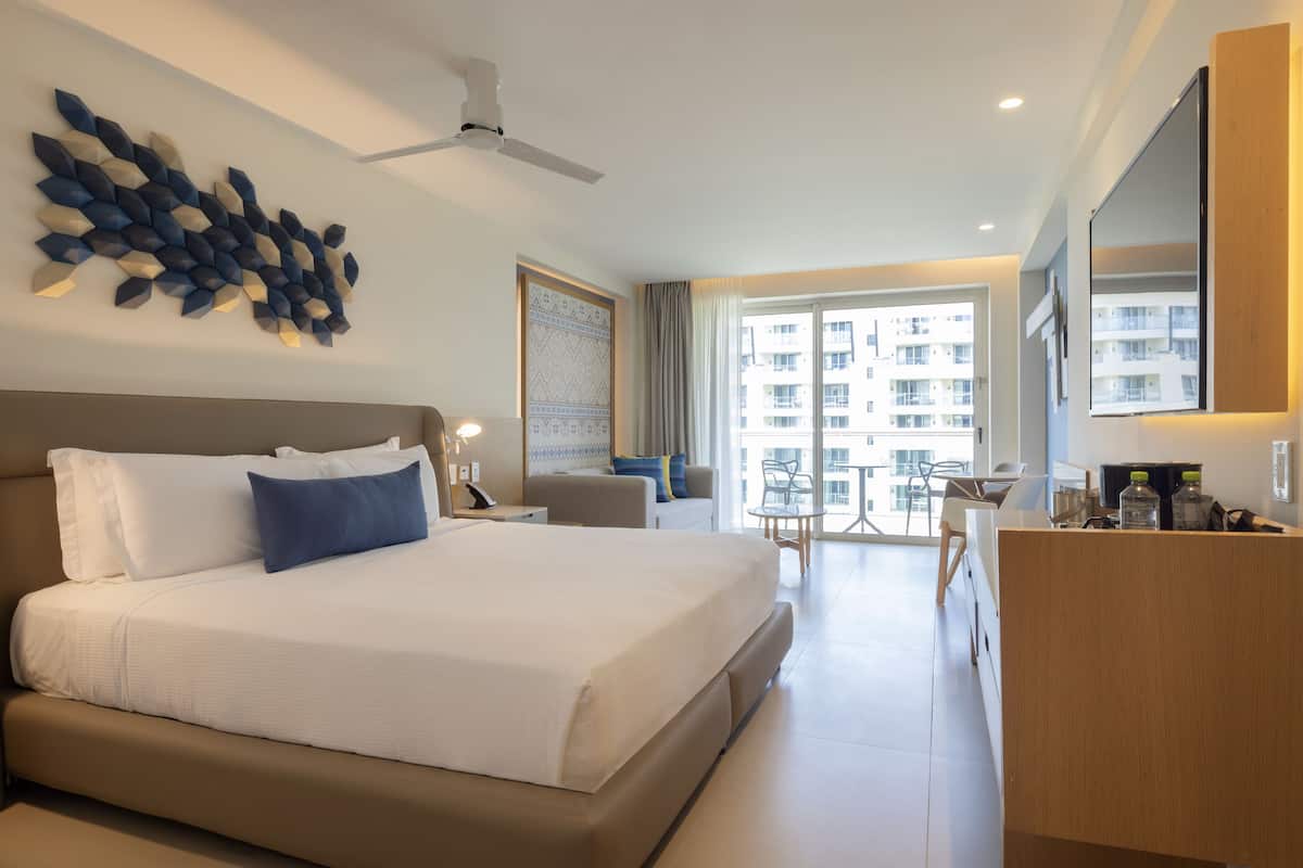 Two Bedroom Luxury Junior Suite | 高級寝具、羽毛の掛け布団、ミニバー (無料)、セーフティボックス (室内)