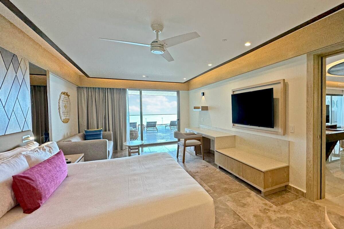 Luxury Chairman Two Bedroom Suite Ocean Front Diamond Club | 高級寝具、羽毛の掛け布団、ミニバー (無料)、セーフティボックス (室内)