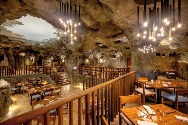 12 restaurants; breakfast, lunch, and dinner served