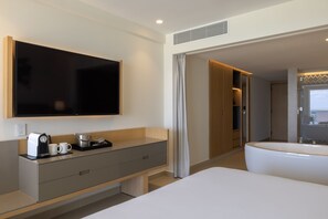 Luxury Junior Suite Ocean Front Swim Out Diamond Club | 高档床上用品、羽绒被、迷你吧（备有免费物品）、客房内保险箱