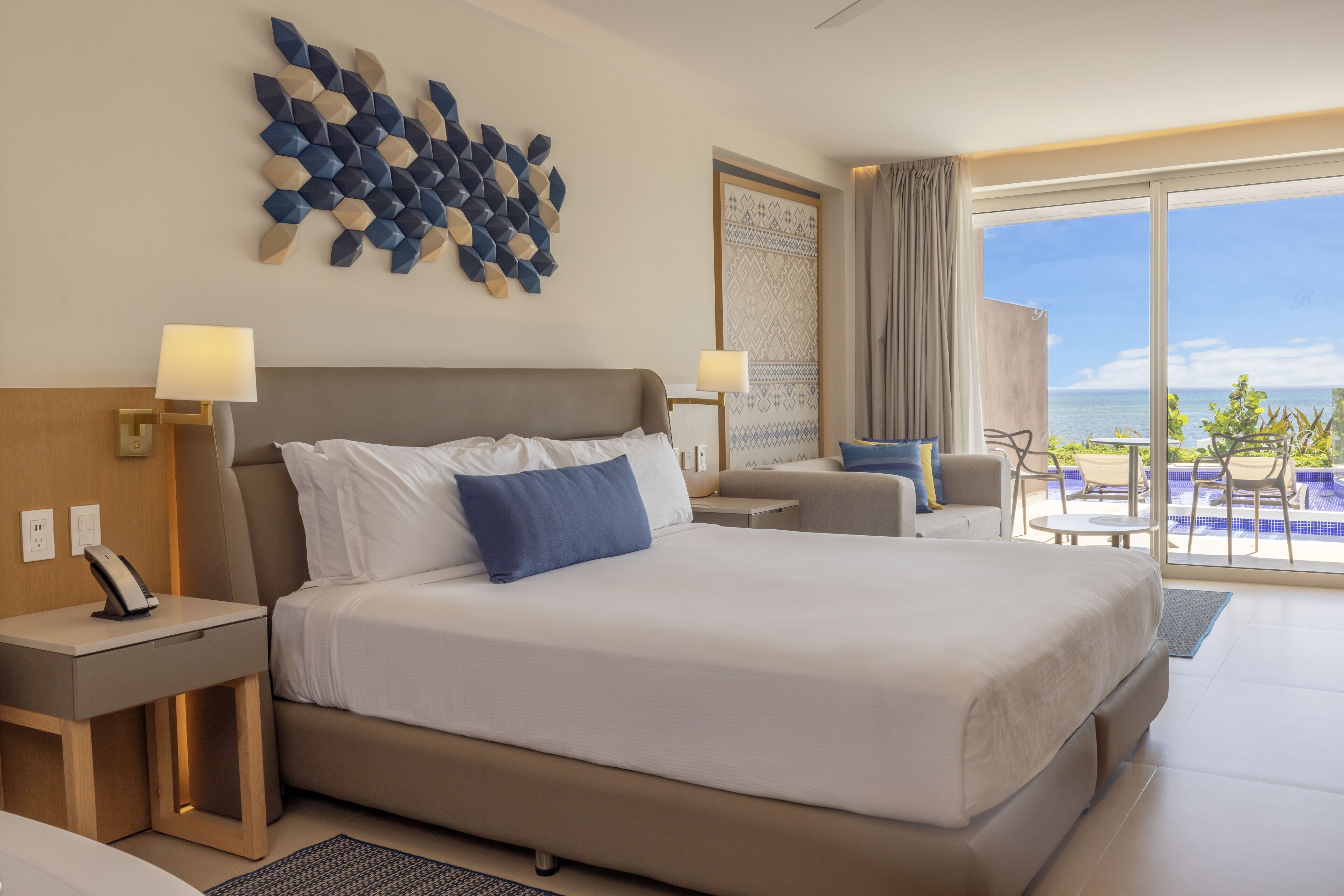 Luxury Junior Suite Ocean Front Swim Out Diamond Club | Luxe beddengoed, donzen dekbedden, een gratis minibar